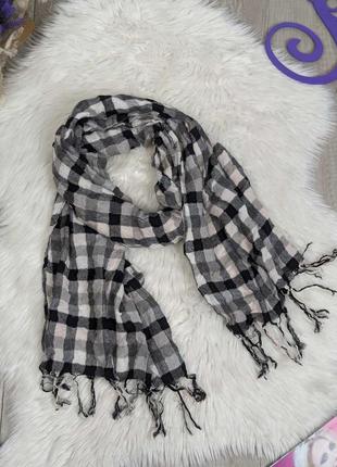 Жіночий шарф з люрексом з бахромою демісезонний чорно білий в клітинку 168х47