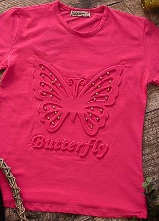 Яркая футболка бабочка