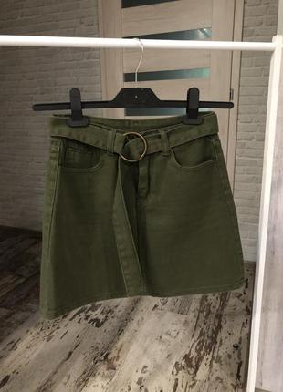 Шикарная джинсовая юбка хаки с поясом1 фото