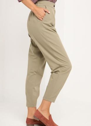 Женские высокие брюки слоучи в оливковом цвете6 фото
