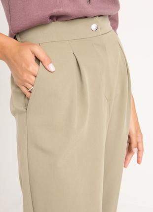 Женские высокие брюки слоучи в оливковом цвете4 фото