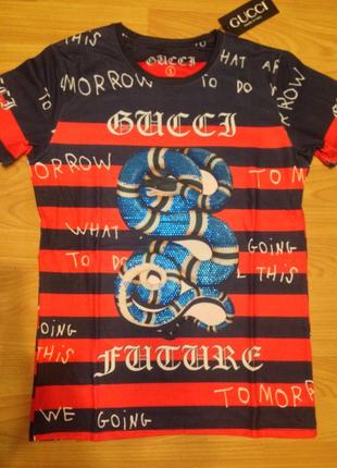 Актуальна чоловіча футболка з яскравим принтом