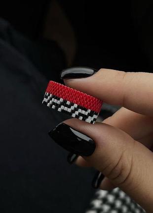 Червона каблучка з японського бісеру чорно-біла широка плетена тренд стильна топ 2024
