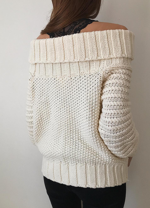 Объемный шерстяной свитер кофта на плечи с открытыми плечами крупной вязки молочный7 фото