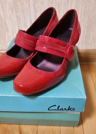 Нові шкіряні туфлі clarks