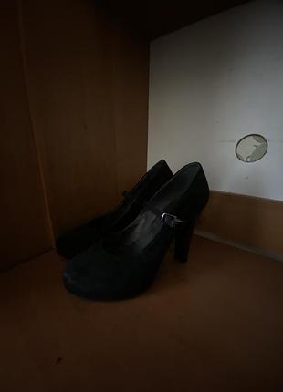 Замшеві туфлі на високому каблуці