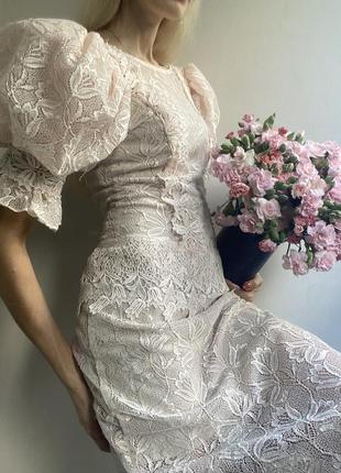 Вінтажна мереживна сукня з обʼємними рукавами довжини міді  на худих