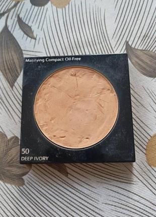 Матирующая компактная пудра shiseido matifying compact oil-free 50 deep ivory 60 natural bronze змін3 фото