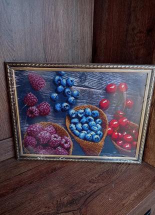 Картина вишита бісером "ягоди"1 фото
