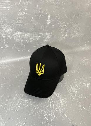 Чорна кепка з вишивкою жовтим тризубом (гербом)2 фото