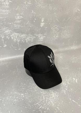 Чорна кепка з вишитими колосками (патріотична вишивка)3 фото