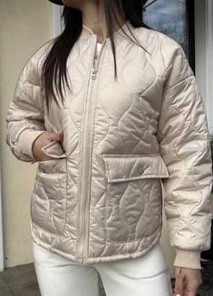 Куртка бомбер на блискавці трендова якісна жіноча курточка утеплена плащівка стьобана стьогана чорна світло бежева беж базова універсальна