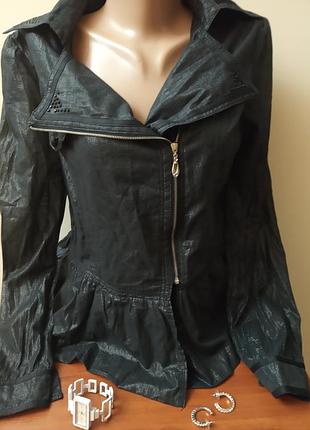 Молодежная  женская рубашка с длинным рукавом асимметрия  застежка молния впереди цвет черний
.состояние б/у.
нюанс не хватает камешков на воротнике