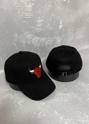 Чорна кепка з вишивкою chicago bulls