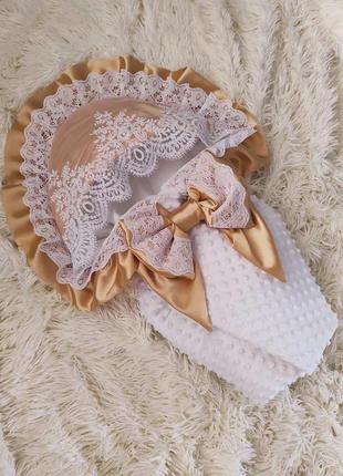 Нарядний плюшевий конверт ковдра на виписку "мереживо" білий з бежевим