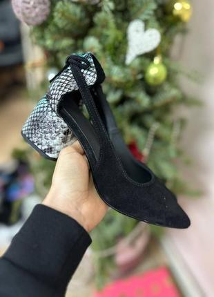 Замшеві чорні туфлі з гострим носком та акцентним каблуком3 фото
