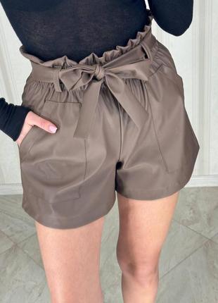 Стильные женские шорты из экокожи