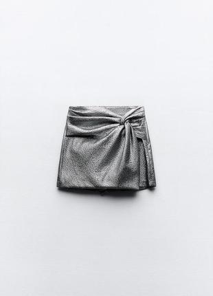 Ламинированная юбка-шорты с узлом2 фото