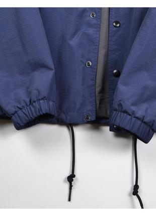 Jack&jones l / легка нейлонова вітровка коуч куртка на кнопках із великими принтами4 фото