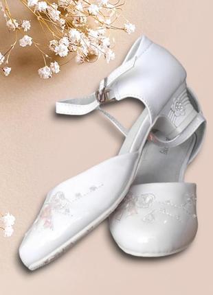 Белые лаковые туфли на каблуке 3 см  для девочки праздничные под платье