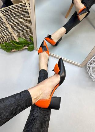 Класичні туфлі човники з декором щ натуральної шкіри чорної та оранжевої7 фото