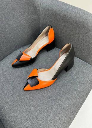 Класичні туфлі човники з декором щ натуральної шкіри чорної та оранжевої9 фото