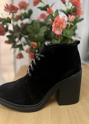 Чорні замшеві черевики короткі ботильони на каблуку