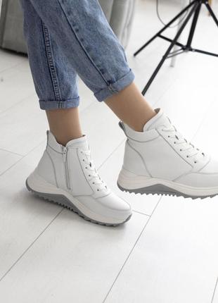 Женские зимние ботинки белого цвета5 фото