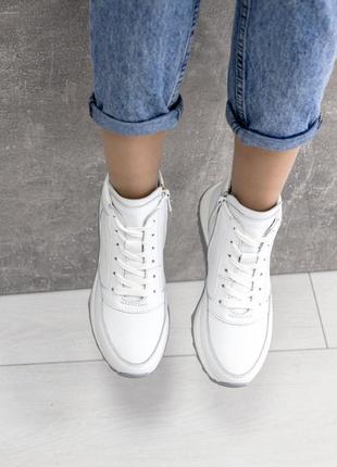 Женские зимние ботинки белого цвета10 фото