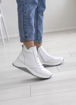 Женские зимние ботинки белого цвета3 фото