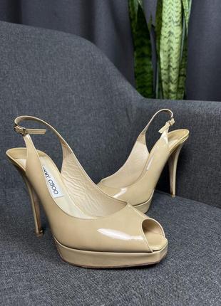 Оригінальні босоніжки туфлі jimmy choo  beige patent leather nova peep-toe slingback platform pump