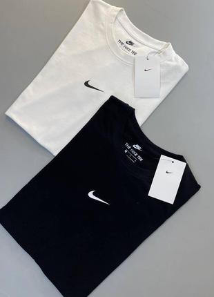 Футболка від nike center logo t-shirt з маленьким брендовим лого по центру