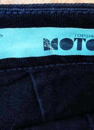 Базовая качественная черная джинсовая юбка трапеция с карманами сзади на молнии3 фото
