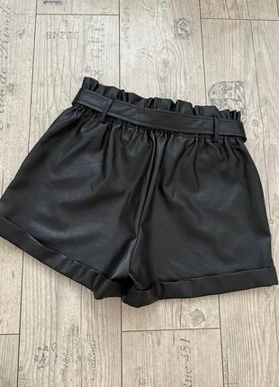 Черные короткие кожаные шорты на высокой посадке шорты из экокожи в стиле зара7 фото