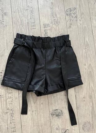 Черные короткие кожаные шорты на высокой посадке шорты из экокожи в стиле зара5 фото