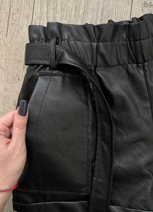 Черные короткие кожаные шорты на высокой посадке шорты из экокожи в стиле зара8 фото