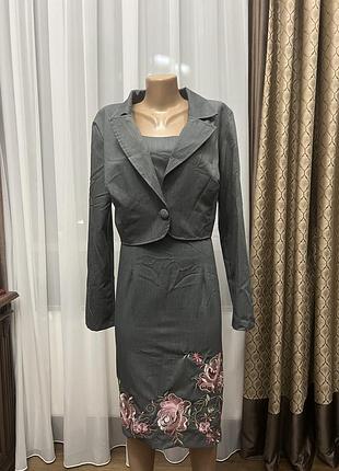 Сірий костюм з вишитими рожевими квітами та болеро