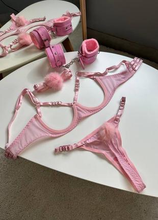 Розовый женский комплект с открытым бюстиком на косточках и пикантными трусиками с хвостиком.