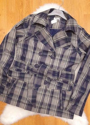 Двубортний плащ в клітинку