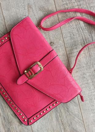 Яркий розовый клатч с заклепками большой стильная плоская сумка сумочка цвета фуксия10 фото