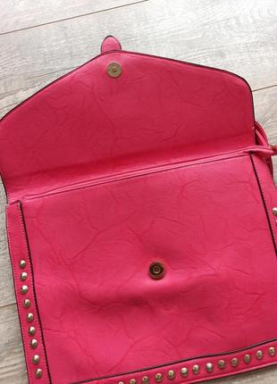 Яркий розовый клатч с заклепками большой стильная плоская сумка сумочка цвета фуксия8 фото