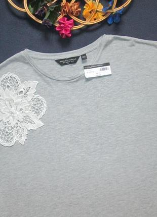 Шикарная футболка серый меланж с красивым ажурным кружевным цветком dorothy perkins2 фото