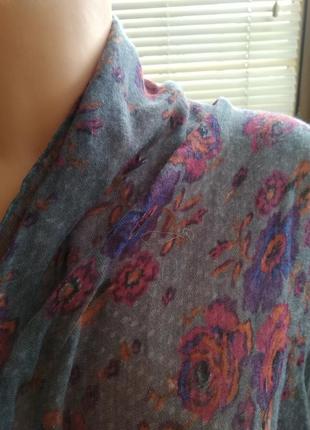 Шарф в мелкий горошек серый с цветочками платок