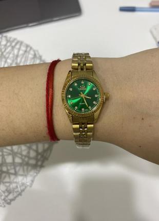 Золотий годинник з зеленим циферблатом