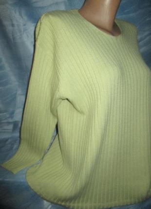 Акриловый свитерок с вырезом,пог55+-...2 фото