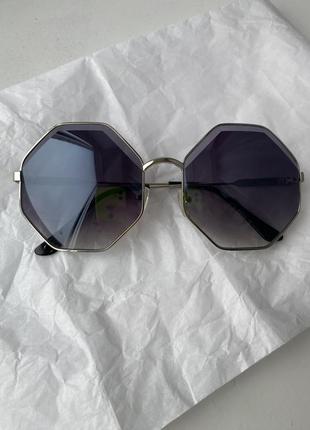Стильні сонцезахисні окуляри1 фото