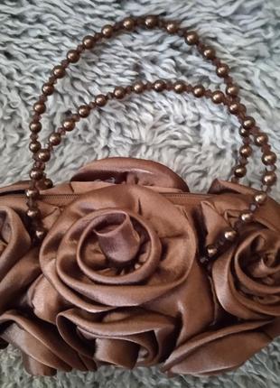 Дуже гарна  вечірня сумка - клатч з атласу  вся у модних трояндах1 фото