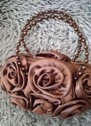 Дуже гарна  вечірня сумка - клатч з атласу  вся у модних трояндах2 фото