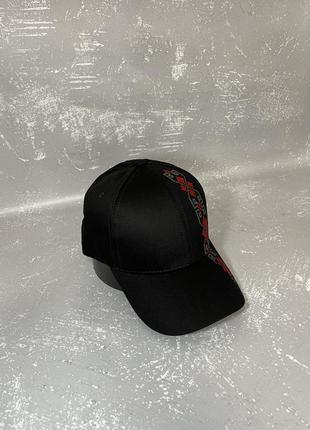 Чорна кепка з патріотичною вишивкою (вишиванка)3 фото