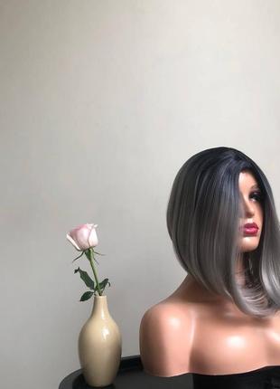 Перука без імітації шкіри голови бренду «kitto hair» у сірому кольорі з омбре (6920)1 фото